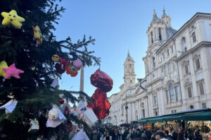 Il mercatino di Natale di Piazza Navona: artigianato natalizio in mostra e tanti eventi per i bambini (VIDEO) 2