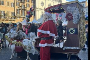 Il mercatino di Natale di Piazza Navona: artigianato natalizio in mostra e tanti eventi per i bambini (VIDEO) 1
