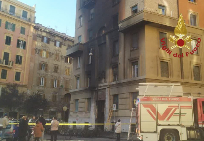 Fuoco in strada a Roma: danni a più di dieci veicoli e alla facciata di un palazzo. Gesto doloso (VIDEO) 1