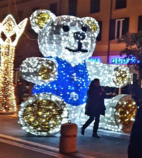 Parte dal Borgo Valadier la festa di luci per il Natale di Fiumicino: il tema degli addobbi luminosi (VIDEO) 3