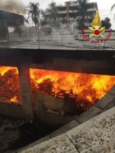 Roma, incendio a Mezzocammino: fiamme nel garage, sgomberato il palazzo (VIDEO)
