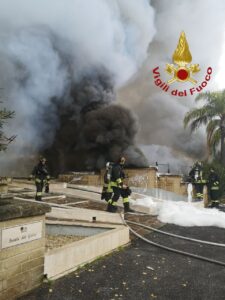 Roma, incendio a Mezzocammino: fiamme nel garage, sgomberato il palazzo 