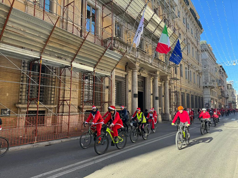Roma, successo per la Pedalata dei Babbo Natale: tra le vie dello shopping la "gara" di solidarietà (VIDEO) 1