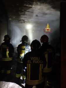 Roma, incendio in un appartamento: trovato all'interno il cadavere di una donna 1