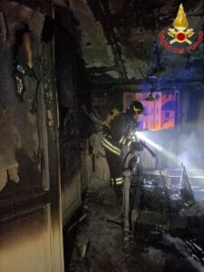 Allumiere, incendio nel cuore della notte: intervengono i vigili del fuoco salve due donne 2