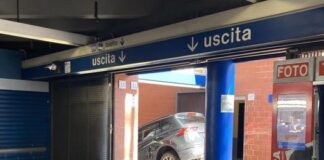 Roma, metro B: entra con l’ auto nella stazione di Magliana