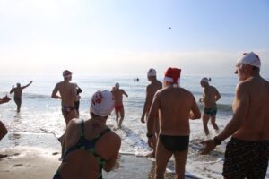 A Ostia torna il bagno di Capodanno: tutti in acqua per salutare l’arrivo del 2024