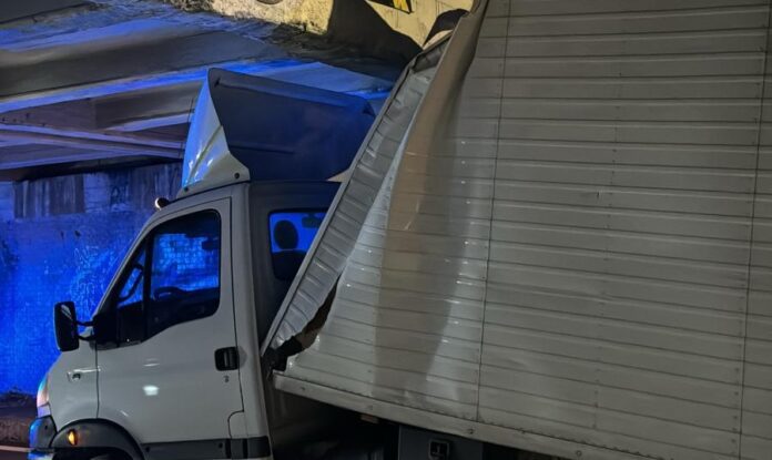 Malafede, furgone si incastra sotto il ponte: effettuati controlli sulla struttura