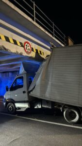 Malafede, furgone si incastra sotto il ponte: effettuati controlli sulla struttura 