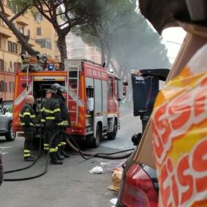 Notte di fuoco a Roma: incendiati i cassonetti in più punti della città (VIDEO) 1