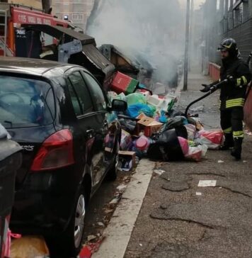 Notte di fuoco a Roma: incendiati i cassonetti in più punti della città