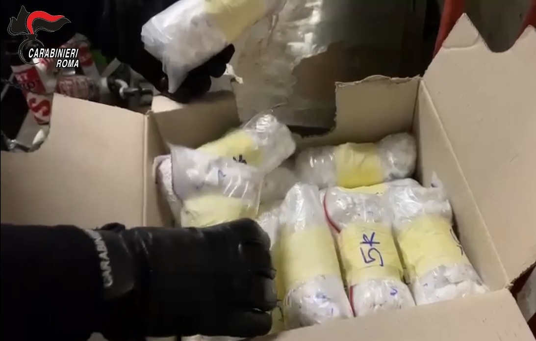 Roma, 5.000 dosi di cocaina in garage: i pusher "perdono" la scorta natalizia (VIDEO) 1