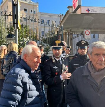 Il sindaco di Tivoli, a sinistra, insieme al tenente dei carabinieri di Tvioli