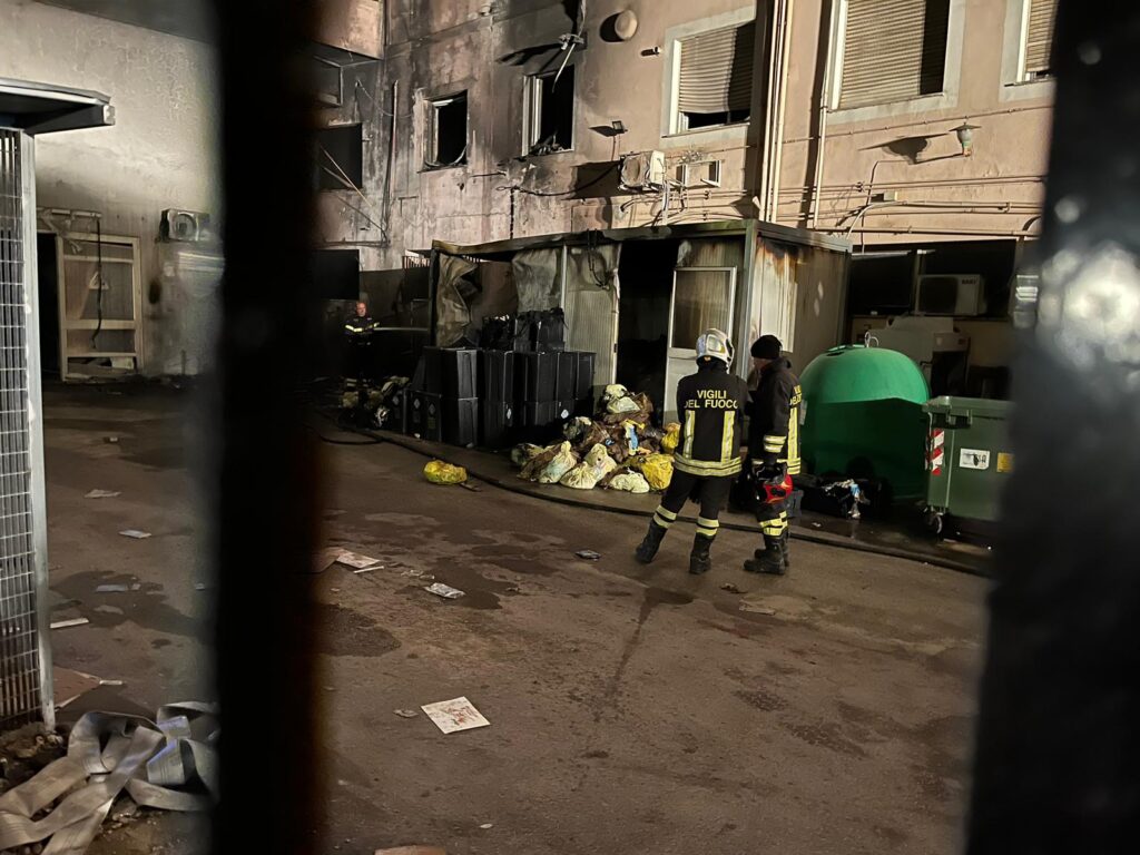 Il deposito dal quale si sono sviluppate le fiamme che hanno incendiato un aprte dell'ospedale di Tivoli