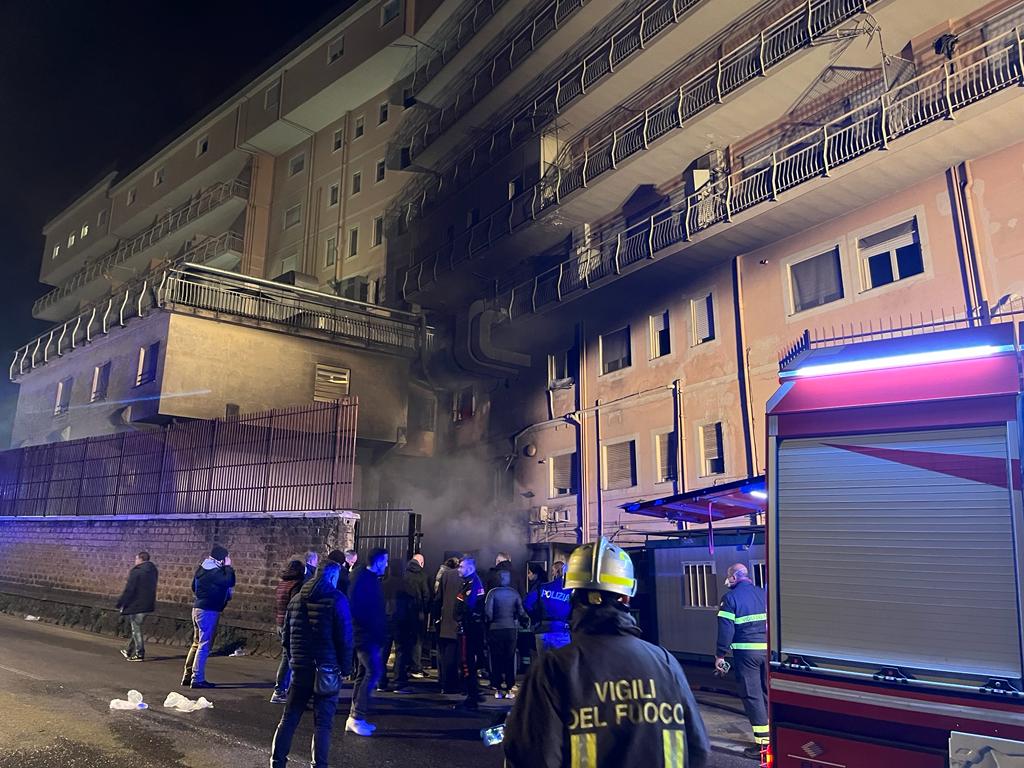 L'ospedale di Tivoli in fiamme: bruciati più piani. Almeno 3 morti e pazienti in trappola (VIDEO) 1