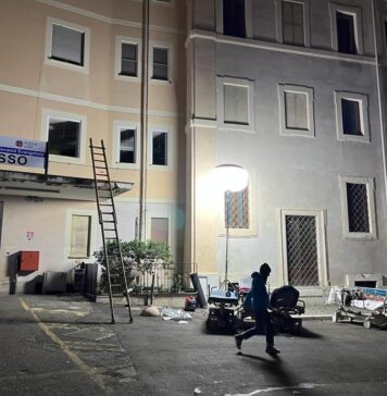 L'ingresso dell'ospedale dopo il rogo