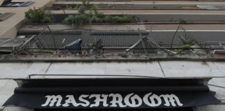 Uno dei clienti del pub colpito ad un occhio dall'acido