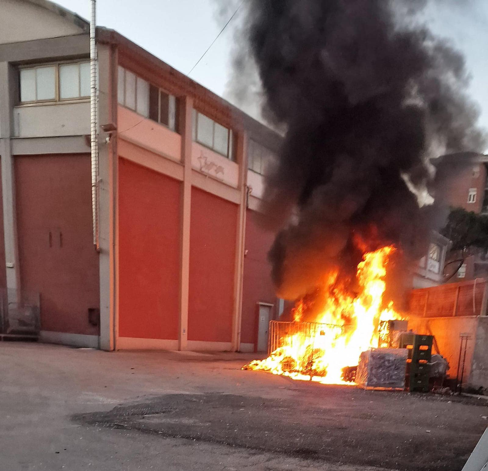 Incendio nel parcheggio di un supermercato, paura al Trullo (VIDEO) 1