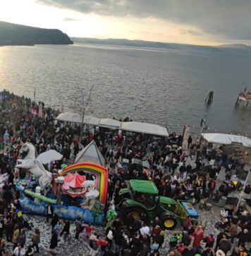 Risale alla seconda metà del XV secolo il Torrione, parte integrante della roccaforte difensiva. E’ diviso in quattro livelli, collegati da scale ripide. Sulla sommità c’è una merlatura lungo la cresta muraria che circonda la terrazza panoramica. Il luogo è stato scelto come location di film. I Giardini del Torrione avevano un aspetto originario improntato su una serie di terrazzamenti. Sotto gli attuali giardini vi potrebbero essere i resti del palazzetto degli Anguillara, su cui poi venne edificato il Palazzo Baronale Orsini.