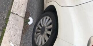 Acilia, gomme bucate alle auto in sosta