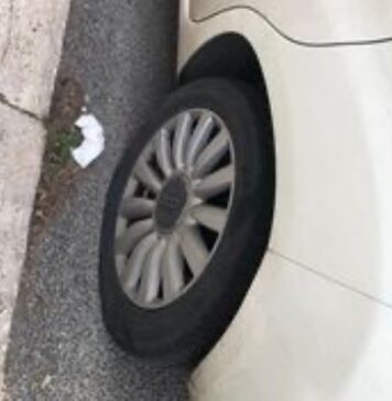 Acilia, gomme bucate alle auto in sosta