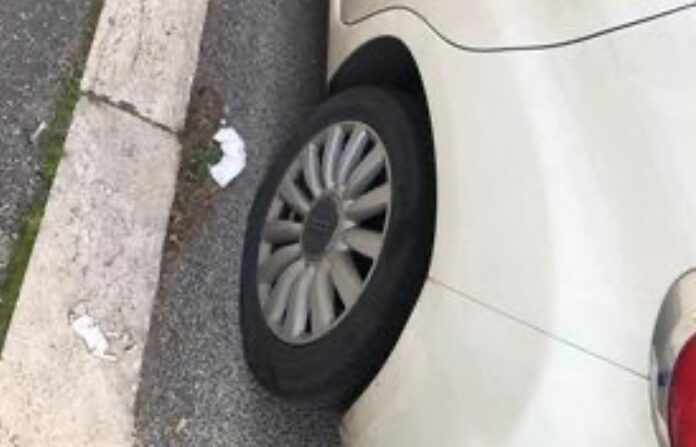 Acilia, gomme bucate alle auto in sosta