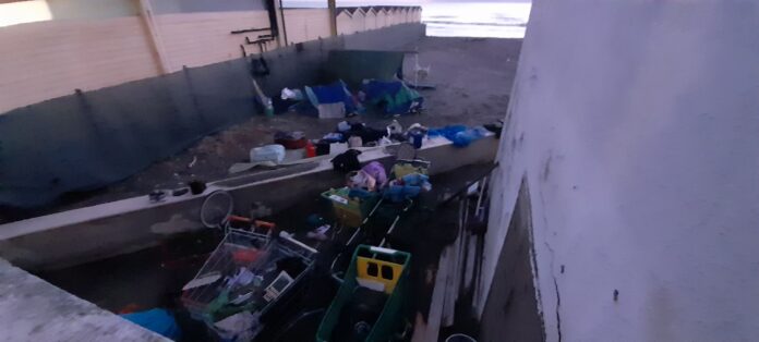 Ostia, immondizia e accampamenti in spiaggia: la segnalazione dei cittadini