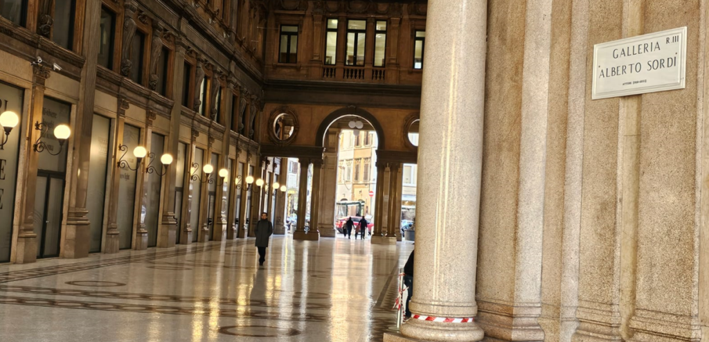 Derubano un romano mentre pranza alla Galleria Sordi e vanno a fare acquisti con la sua carta 1 ROMA-GALLERIA-ALBERTO-SORDI-RINNOVATA-NEGOZI-