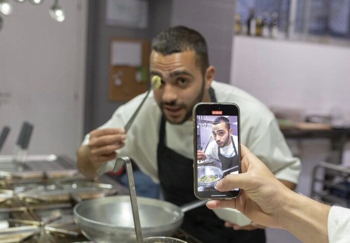 Ladispoli, in piazza con “La dispensa della Befana”: ospite lo chef influencer Ruben Bondi