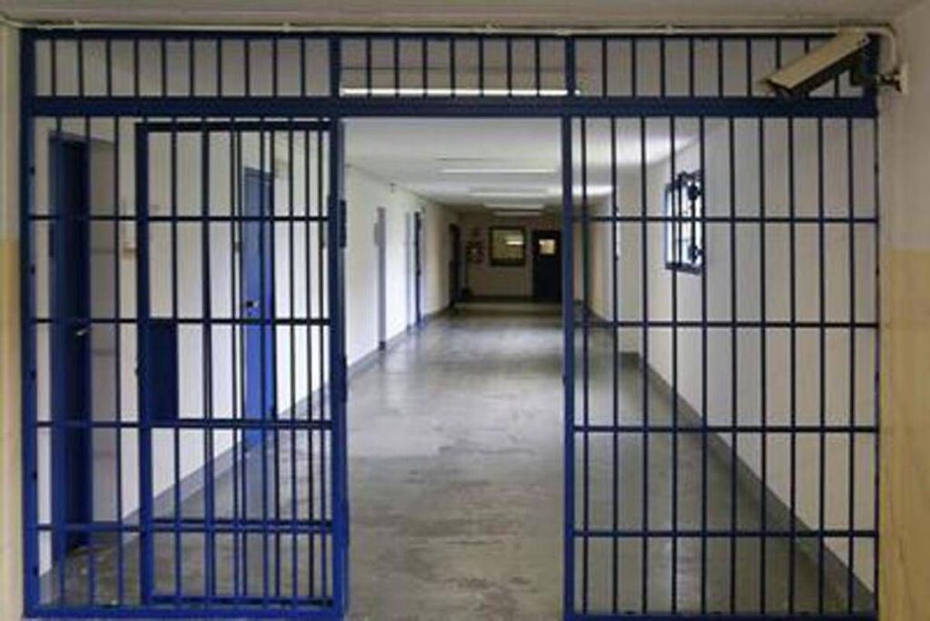 Inferno Regina Coeli: sovraffollamento al 196% e celle roventi. "Così si perde ogni traccia di umanità" 1 Inferno Regina Coeli: sovraffollamento al 196% e celle roventi. "Così si perde ogni traccia di umanità" 1