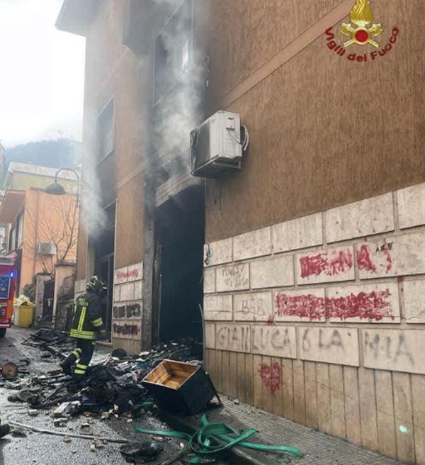 Vasto incendio alle porte di Roma: distrutto un grande magazzino di abbigliamento 1