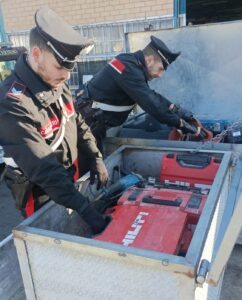 Guidonia Montecelio, rubano furgone con materiale per migliaia di euro: la tecnologia aiuta ad arrestarli