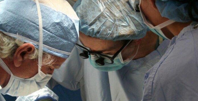 Chirurghi impegnati in un trapianto
