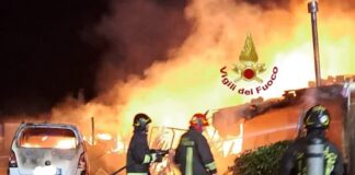 Ostia, incendio all’Idroscalo: bruciano le baracche, due persone portate al Grassi