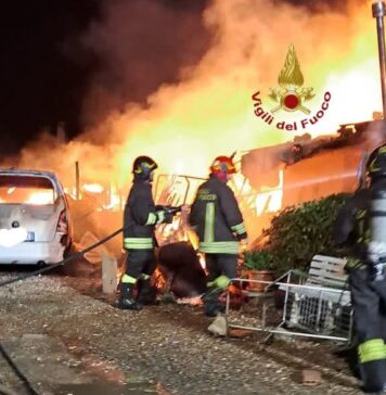 Ostia, incendio all’Idroscalo: bruciano le baracche, due persone portate al Grassi