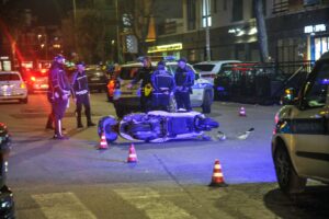 Ostia, grave incidente stradale tra un’auto e uno scooter guidato da una poliziotta (VIDEO) 1