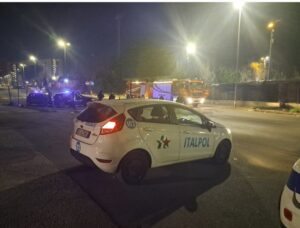 Roma, incendio al campo rom: guardia giurata Italpol mette in salvo donne e bambini 1