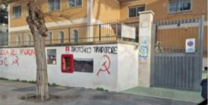 Ostia, attivisti di "Noi" cancellano scritte e insulti dal muro di una scuola religiosa   1