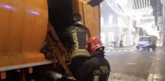 L'intervento dei vigili del fuoco dopo l'incendio del compattatore
