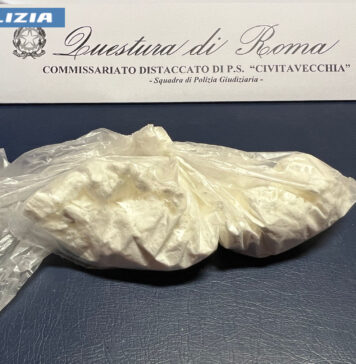 Civitavecchia, nasconde la droga dentro l’aiuola pensando di non essere visto: arrestato