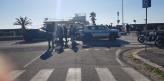 Ostia, piazza Sirio: scontro tra due motociclette, ferita una donna