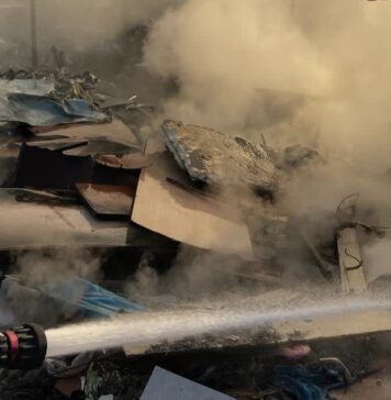 Incendio al campo rom in via dei Bagni Vecchi