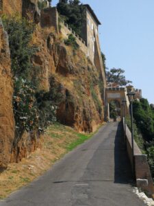 Gita fuoriporta a Ceri: un piccolo gioiello arroccato su una rupe tufacea vicino Roma