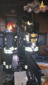  Civitavecchia, incendio in appartamento: le fiamme si sono sviluppate nella cucina 