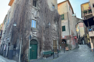 Gita fuoriporta a Marino: città del vino e del buon cibo, tra vicoli e gallerie sotterranee