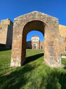 Gita fuoriporta a Tuscania: itinerario tra i vicoli della città d’arte, le necropoli e i prodotti locali