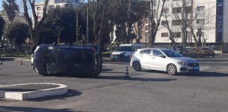 Ostia, incidente all’incrocio: auto cappottata