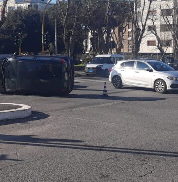 Ostia, incidente all’incrocio: auto cappottata