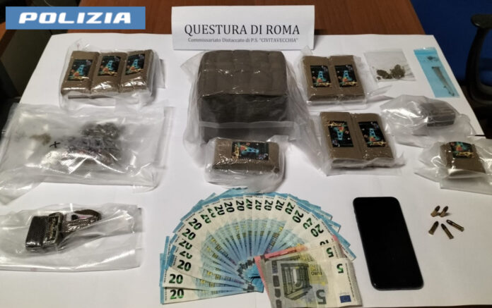 Civitavecchia, Polizia insegue auto che non si ferma all’alt: sequestrati oltre 2 kg di droga e proiettili