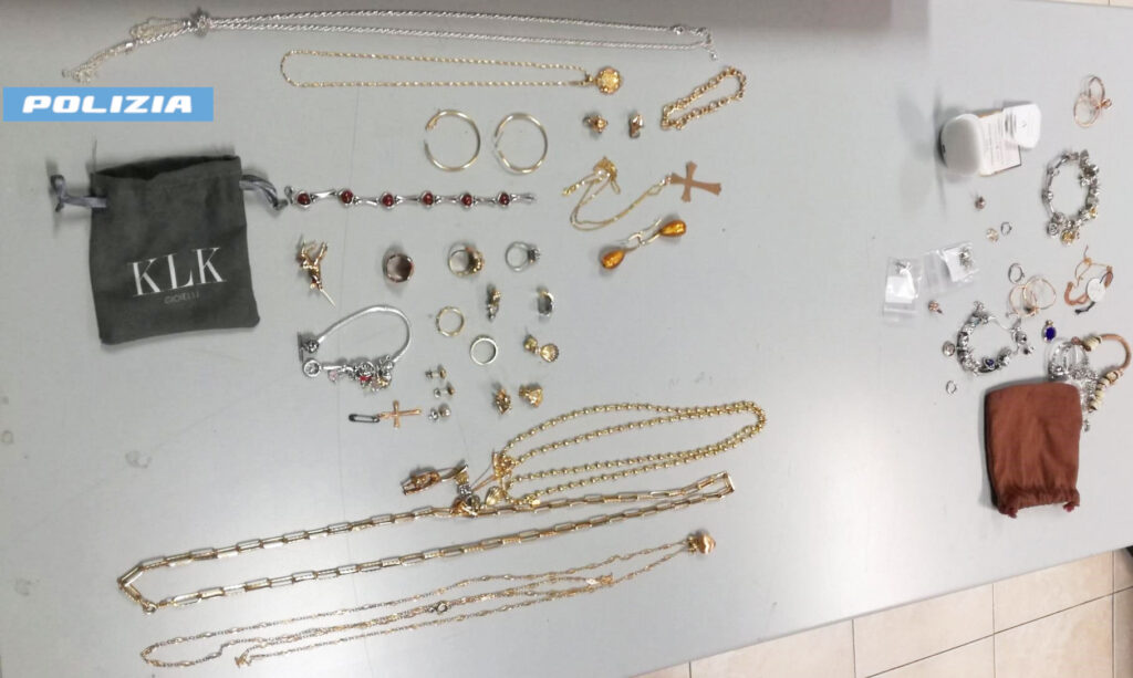Roma, nell'abitazione di un ladro 36enne scoperto un tesoro di monili, borse e occhiali firmati (LE FOTO) 1